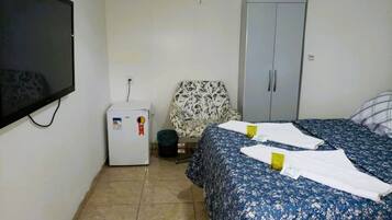 Standard Twin Room | Minibar, blackout drapes, bed sheets