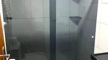 Quarto triplo standard, 3 quartos | Banheiro | Chuveiro, produtos de toalete grátis, secador de cabelo