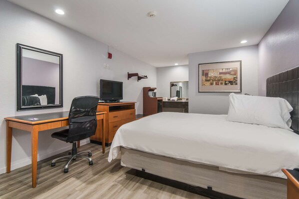 Desk, iron/ironing board, free rollaway beds, free WiFi - Knights Inn North Richland Hills (North Richland Hills)