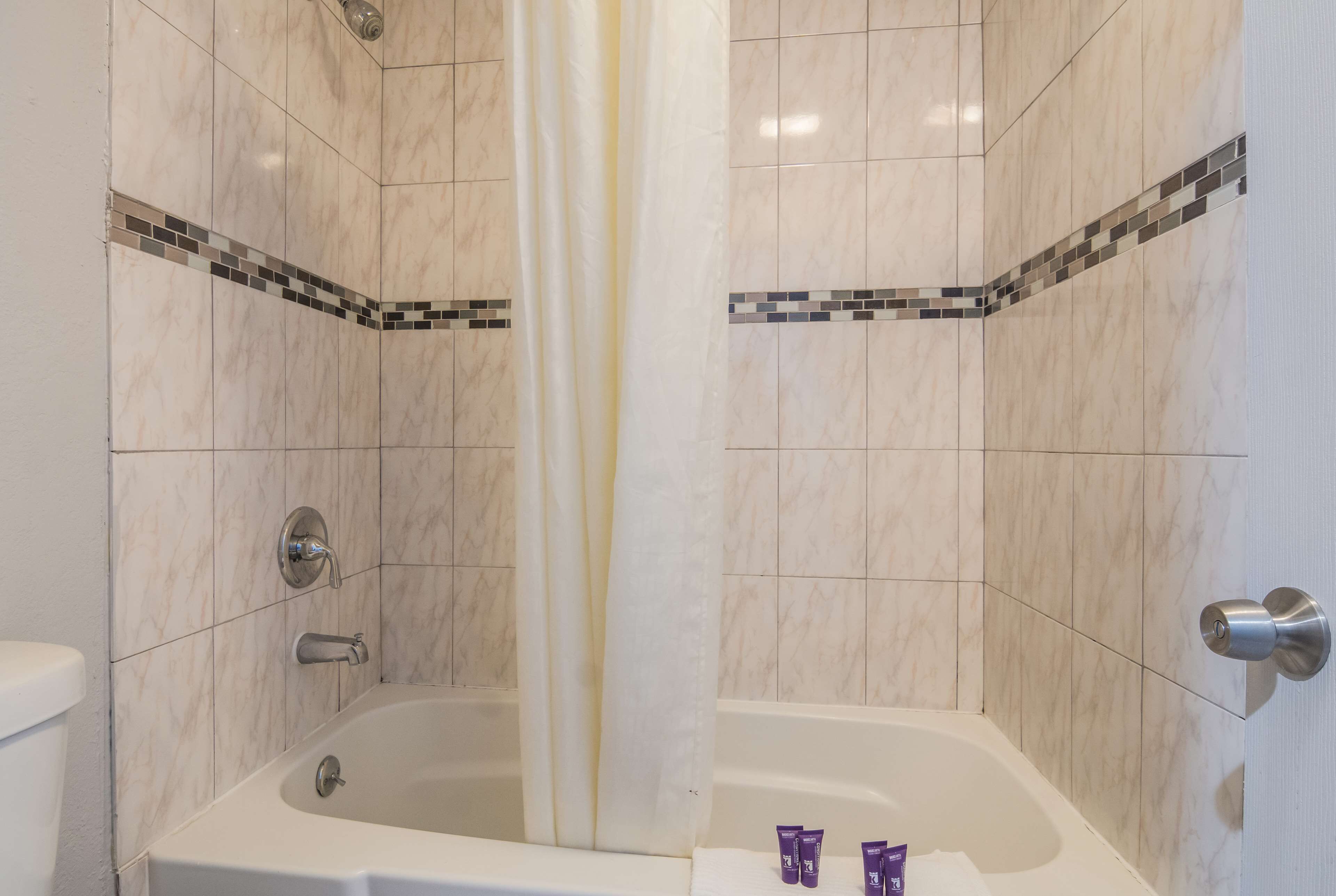 Tina con regadera y amenidades de baño gratuitas 