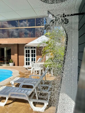 Una piscina al aire libre