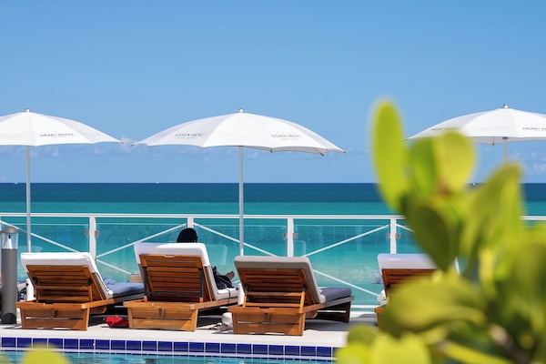 4 piscine all'aperto, lettini