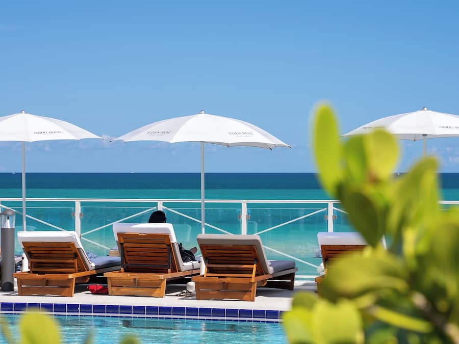 4 outdoor pools, pool loungers