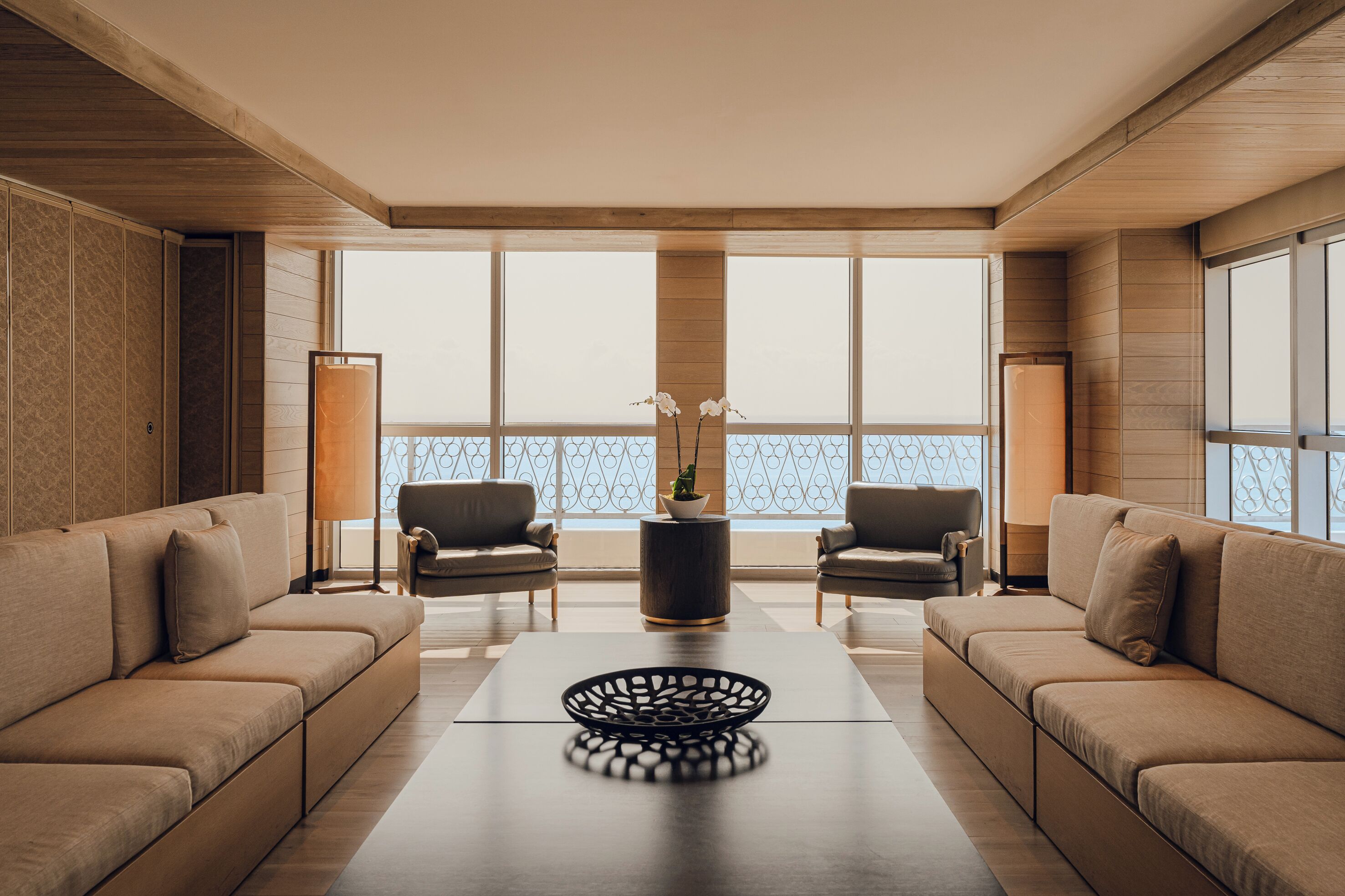 Uma sala de estar moderna com um sofá, uma mesa de centro e duas poltronas.