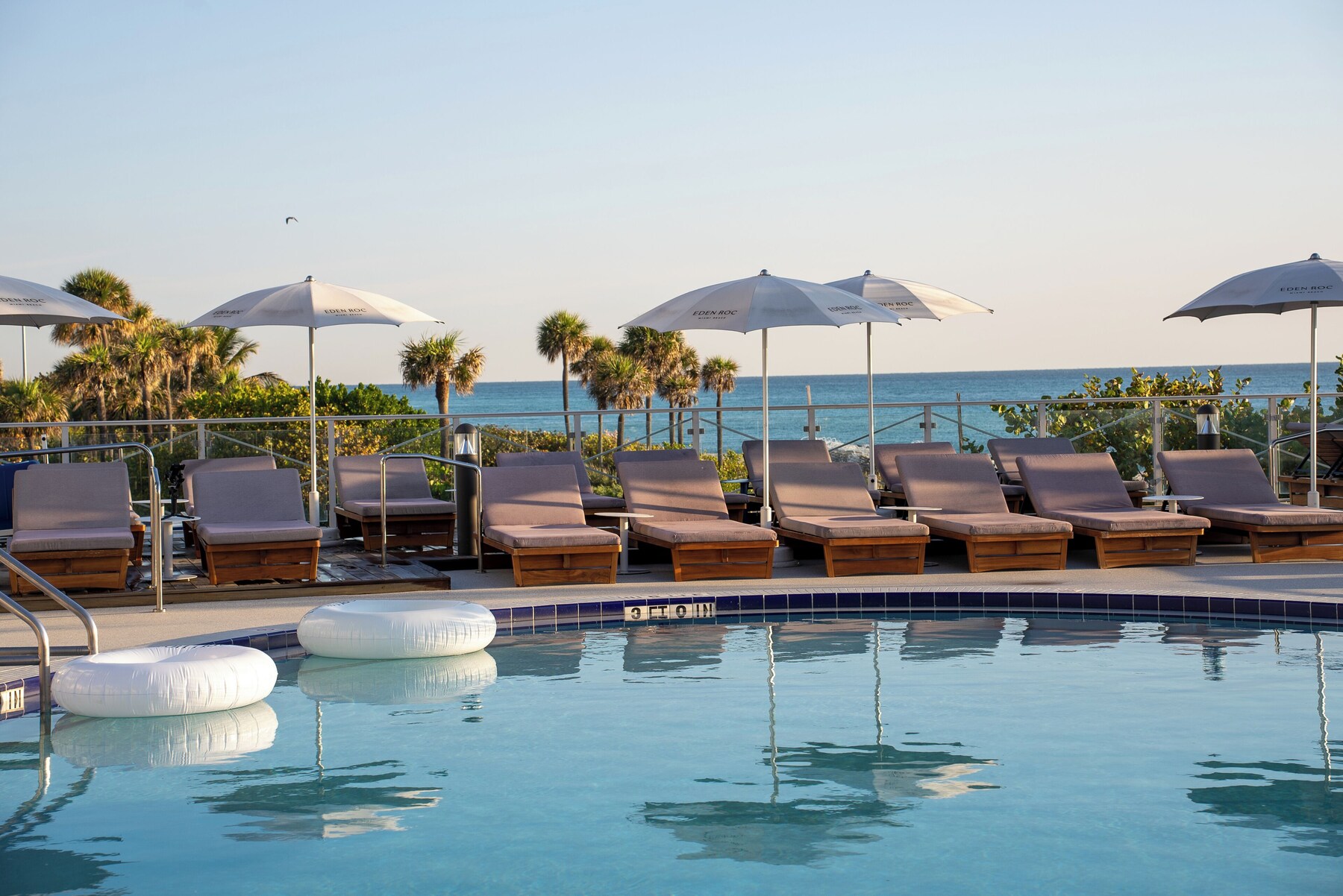 4 outdoor pools, sun loungers