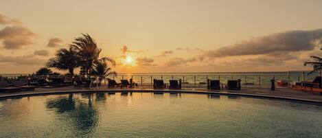 4 piscines extérieures, chaises longues