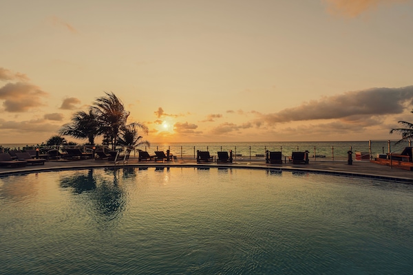 4 outdoor pools, pool loungers