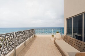 A balcony with a view of the sea, a wooden bench, and a potted plant. - Nobu Hotel Miami Beach (Miami Beach)