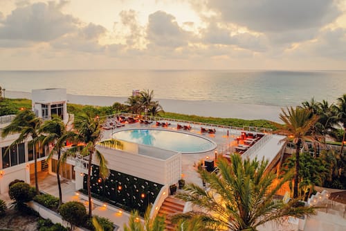 4 outdoor pools, sun loungers