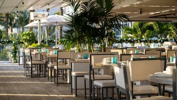 Daily buffet breakfast (USD 40 per person)