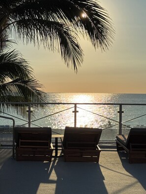 4 ulkouima-allasta, aurinkotuoleja