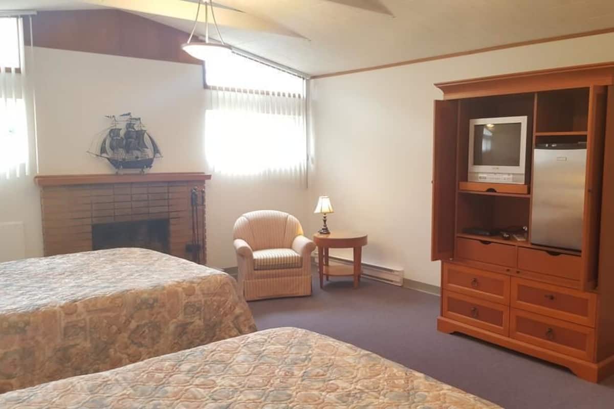 Double Room, 2 Queen Beds | 1 bedroom, desk, free WiFi, bed sheets