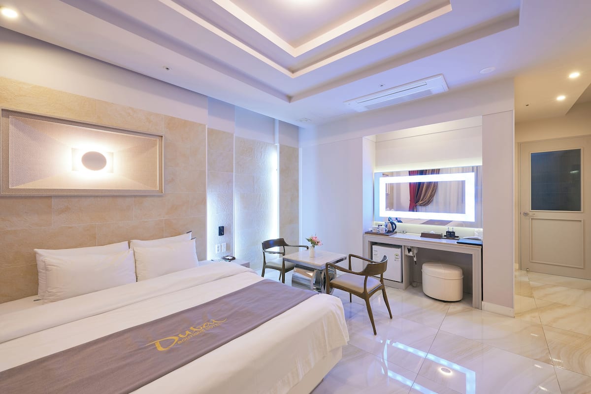 Quarto casal standard | Cofres nos quartos, quartos à prova de som, Wi-Fi de cortesia