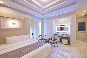 标准双人房 | 客房内保险箱、隔音、免费 WiFi、床单