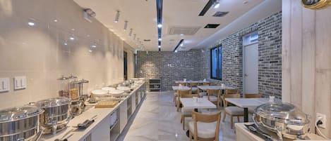 Daily buffet breakfast (KRW 13000 per person)