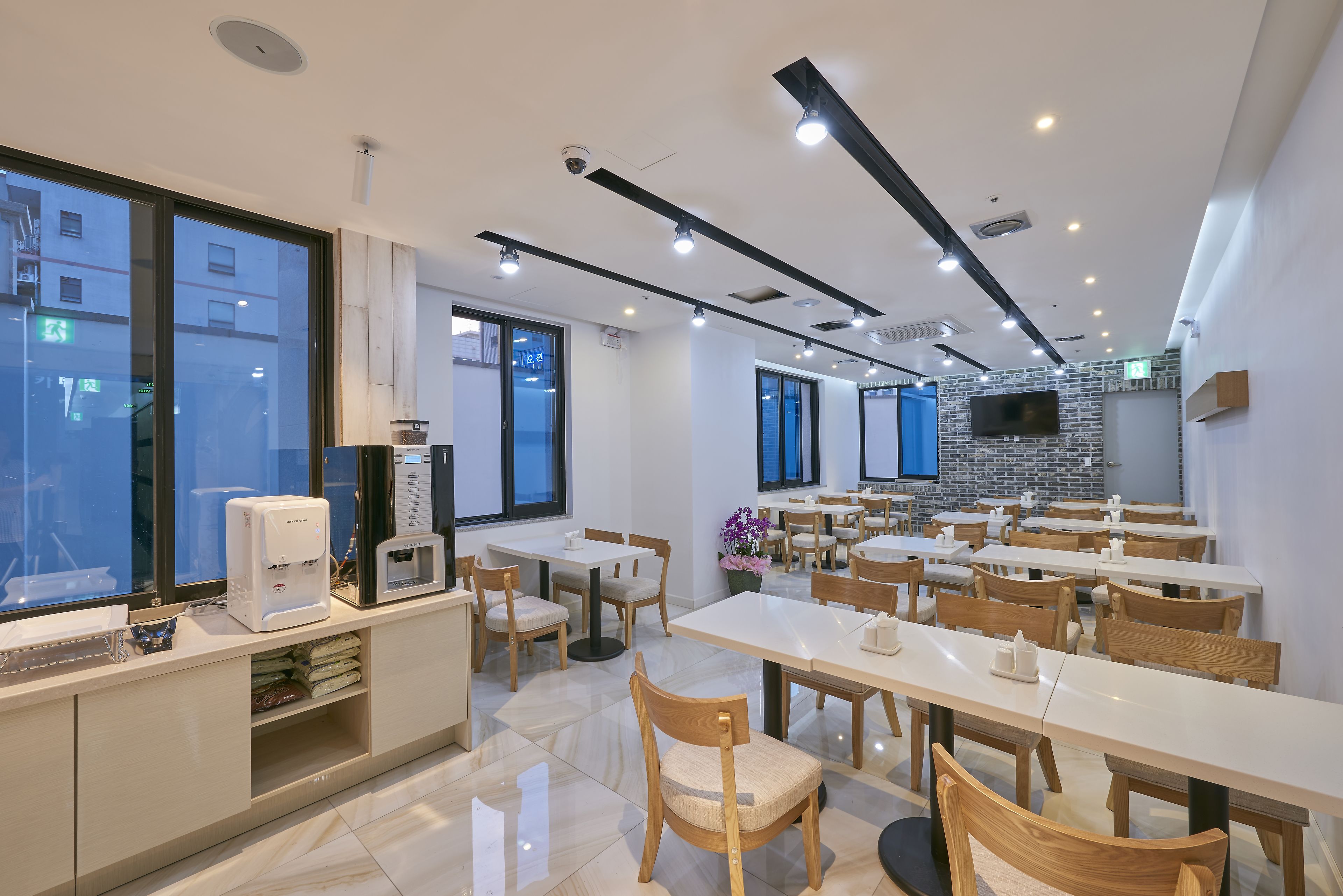 daily buffet breakfast (krw 13000 per person)