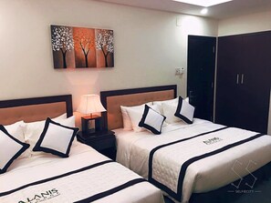 Kamar Quadruple Superior, tanpa jendela | Minibar, brankas, meja kerja, dan tirai kedap cahaya