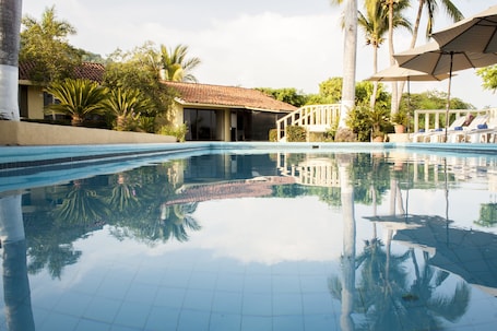 Outdoor pool, open 8:00 AM to 8:00 PM, pool umbrellas, pool loungers. Coral Vista Del Mar
