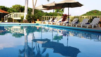 Piscine extérieure, parasols de plage, chaises longues