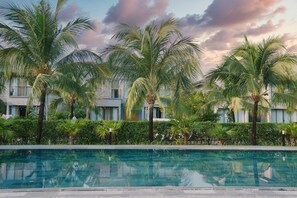 Outdoor pool - Kosmos Apart Hotel (Phu Quoc)