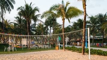 Plage à proximité, parasols, serviettes de plage