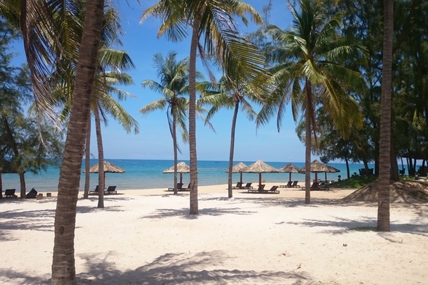 Beach nearby, beach umbrellas, beach towels