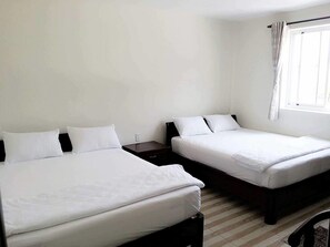 Superior vierpersoonskamer | Een minibar, een bureau, gratis wifi, beddengoed
