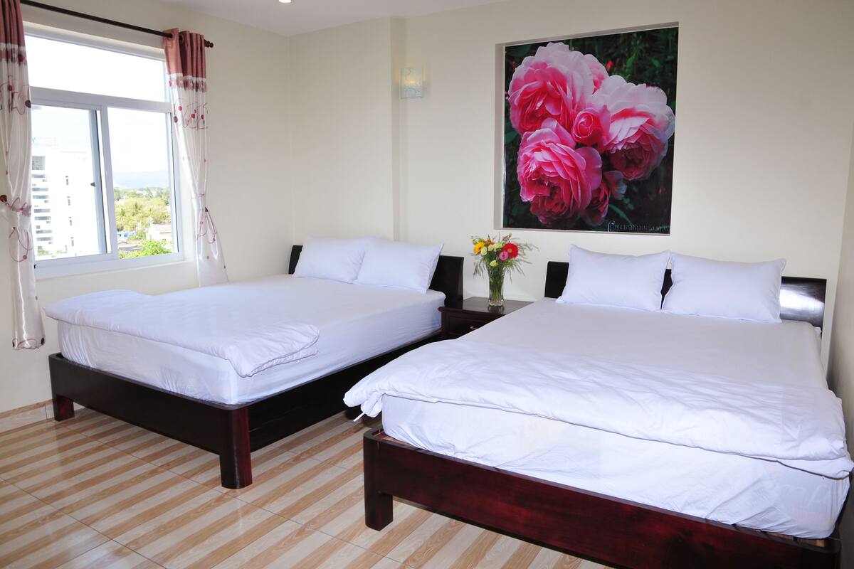 Superior Quadruple Room | Minibar, desk, free WiFi, bed sheets
