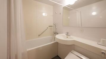 Combined shower/tub, hair dryer, bidet, towels