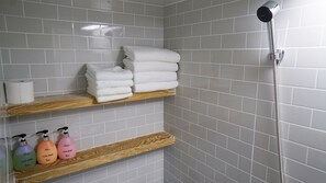 Phòng 4 Tiêu chuẩn | Phòng tắm | Buồng tắm vòi sen, đồ dùng nhà tắm miễn phí, khăn tắm 