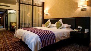 A hotel room with a large bed, a nightstand, a lamp, and a sliding door leading to a bathroom. - Narada Boutique hotel Nanchang Red Bull (Nanchang)