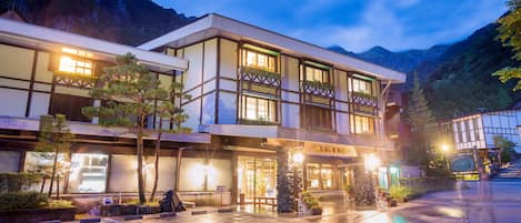 Façana frontal de l'allotjament (vespre/nit)