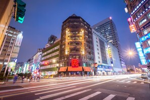 Front of property - evening/night - Hotel Relax V (Taipei)