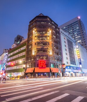 Front of property - evening/night - Hotel Relax V (Taipei)