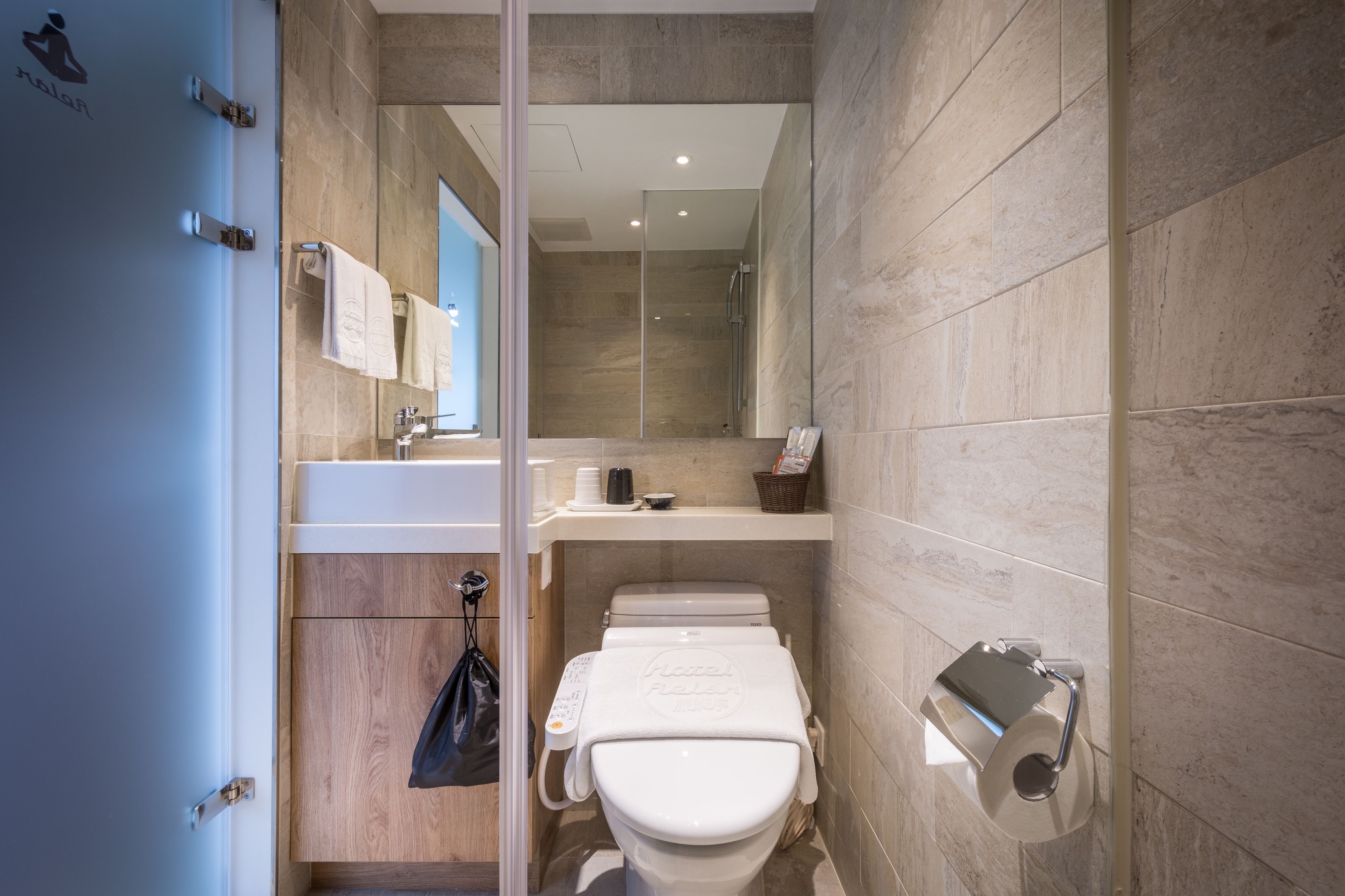 standard double room, non smoking | bathroom | shower, hydromassage showerhead, hair dryer, slippers