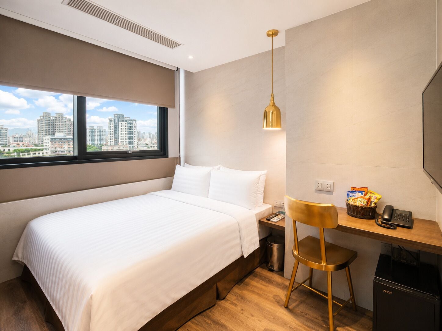 1 bedroom, premium bedding, down comforters, Select Comfort beds