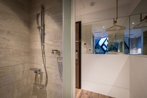 Quarto solteiro standard, para não fumantes | Banheiro | Chuveiro, ducha de hidromassagem, produtos de toalete biodegradáveis 