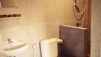 Shower, free toiletries, towels