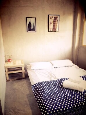 Desk, rollaway beds, free WiFi