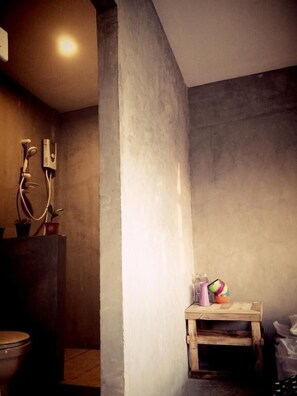 デスク、可動式ベッド、WiFi (無料)