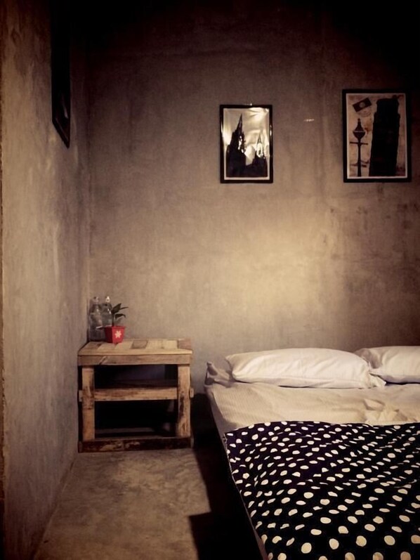 Desk, rollaway beds, free WiFi