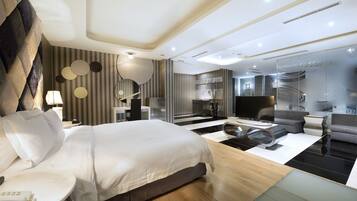 Una habitación de hotel moderna con una cama grande, un escritorio, un sofá y una televisión.