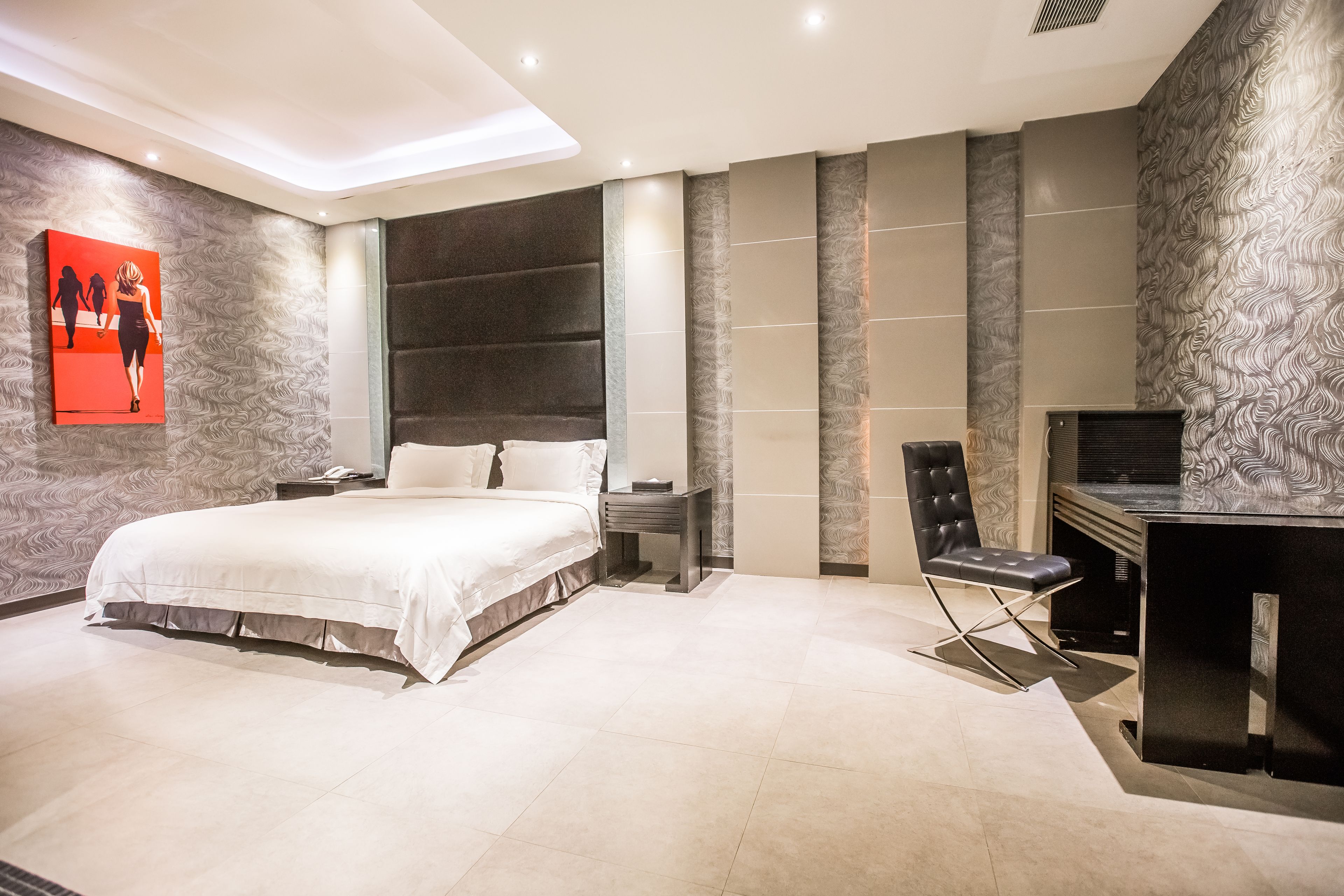 1 bedroom, down duvets, pillow-top beds, minibar