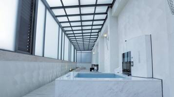 Royal Quadruple Room | Bilik Mandi | Tab mandi dan pancuran berasingan, hulu semburan mandi hujan