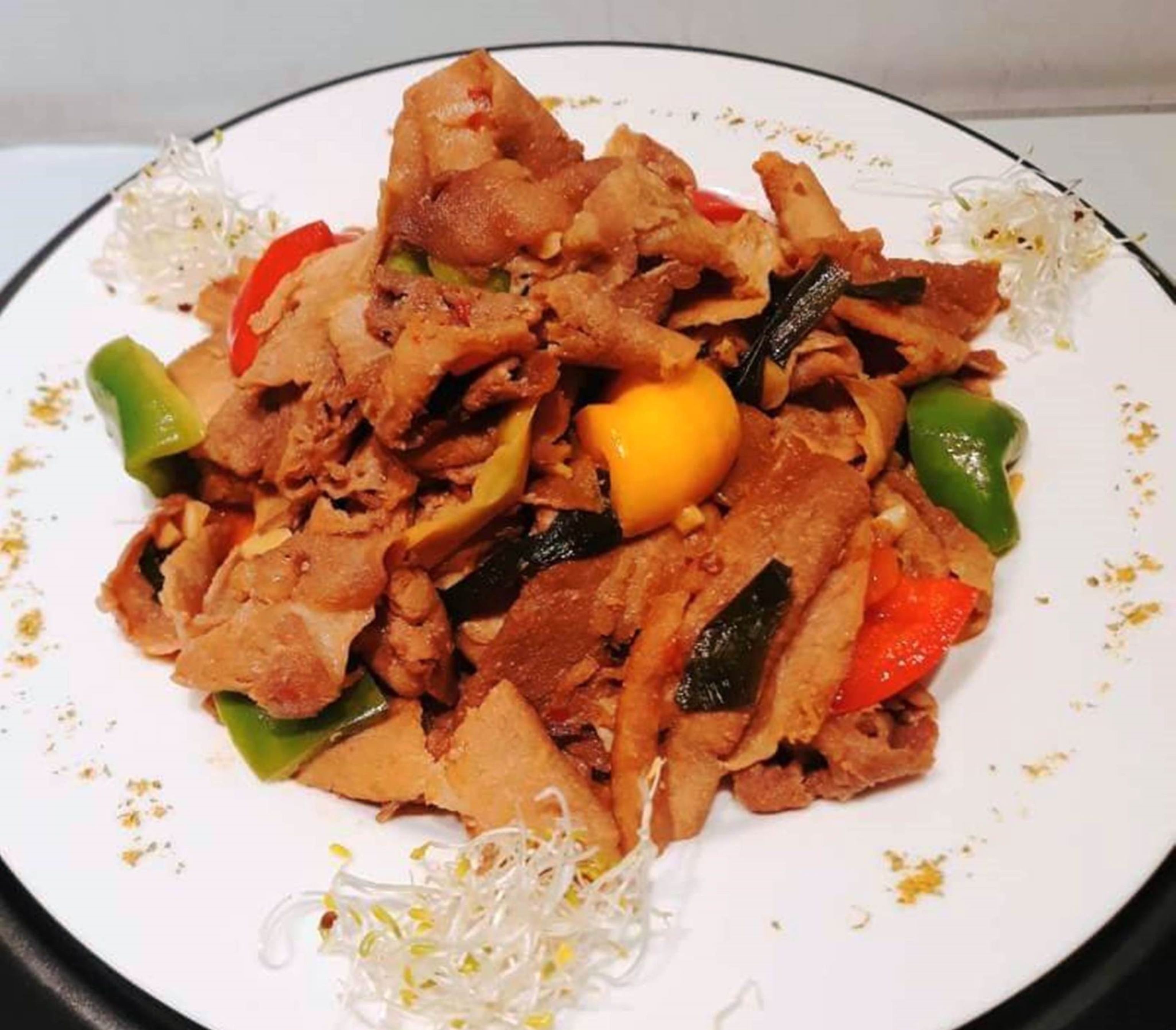 Une assiette de viande sautée aux légumes.