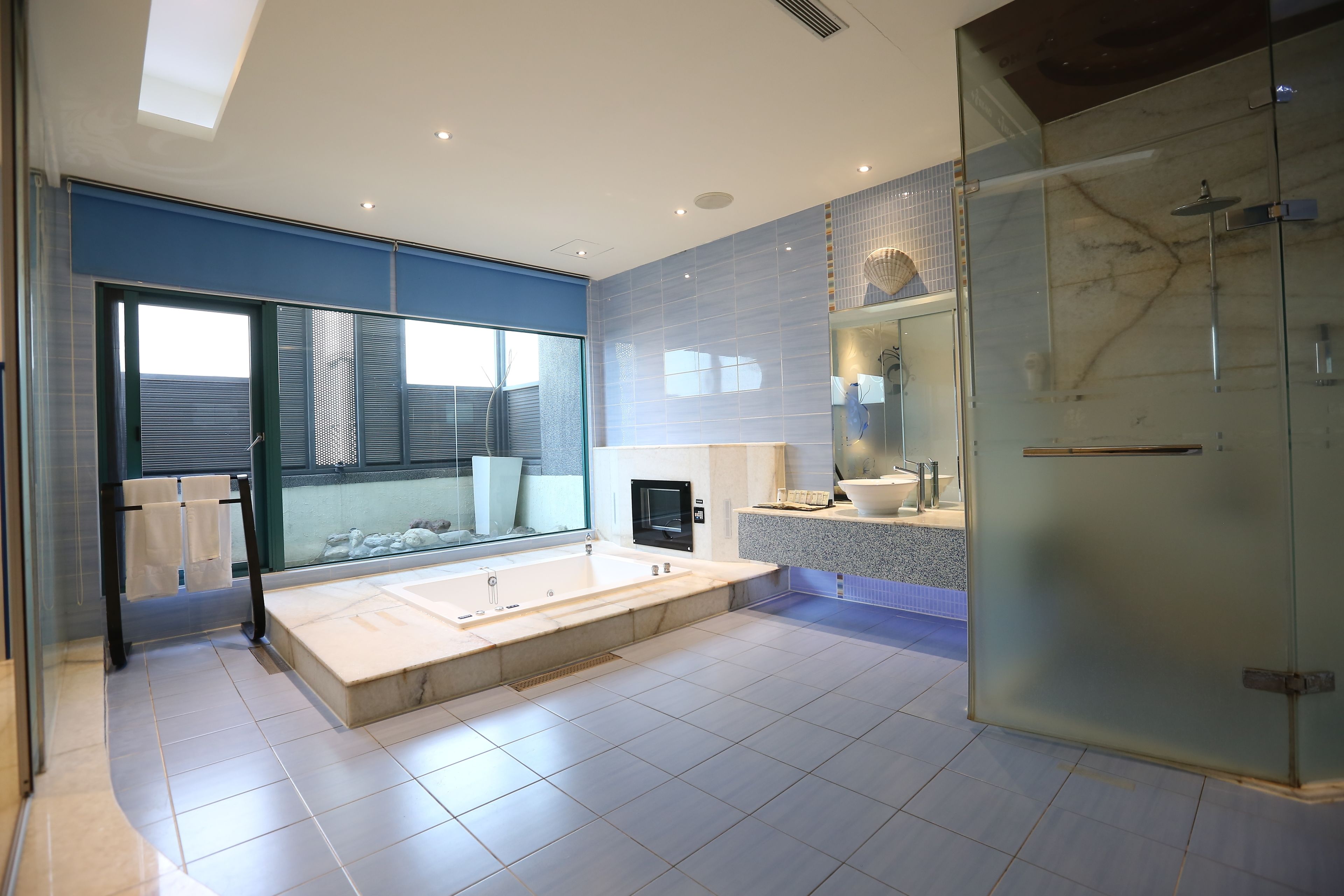 separate bathtub and shower, rainfall showerhead, free toiletries