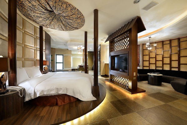 VIP Suite | Down comforters, pillowtop beds, minibar, individually decorated