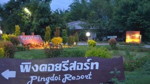 Wegwijzer voor Pingdoi Resort met een pijlpunt.