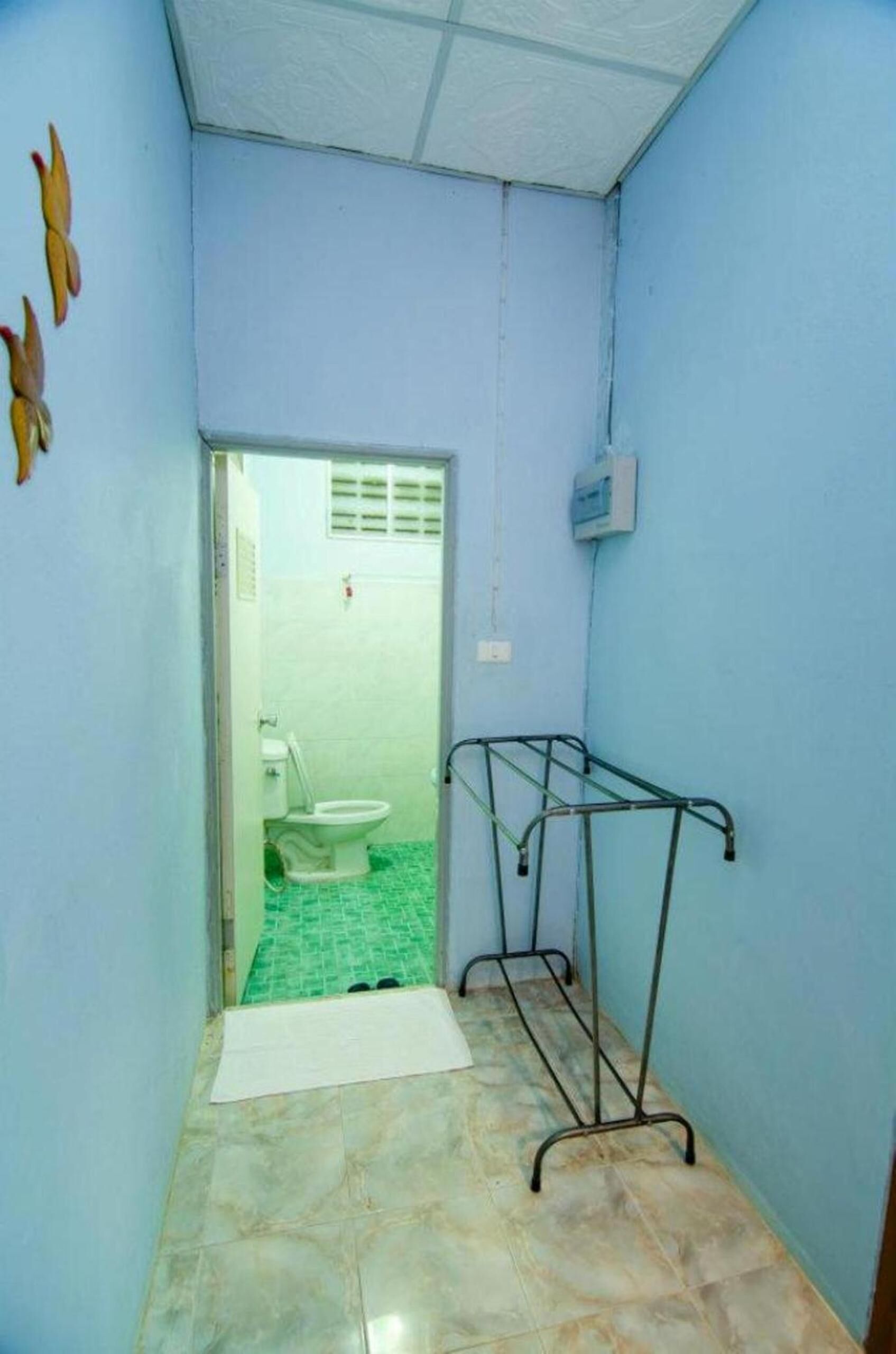 Shower, free toiletries, hair dryer, towels