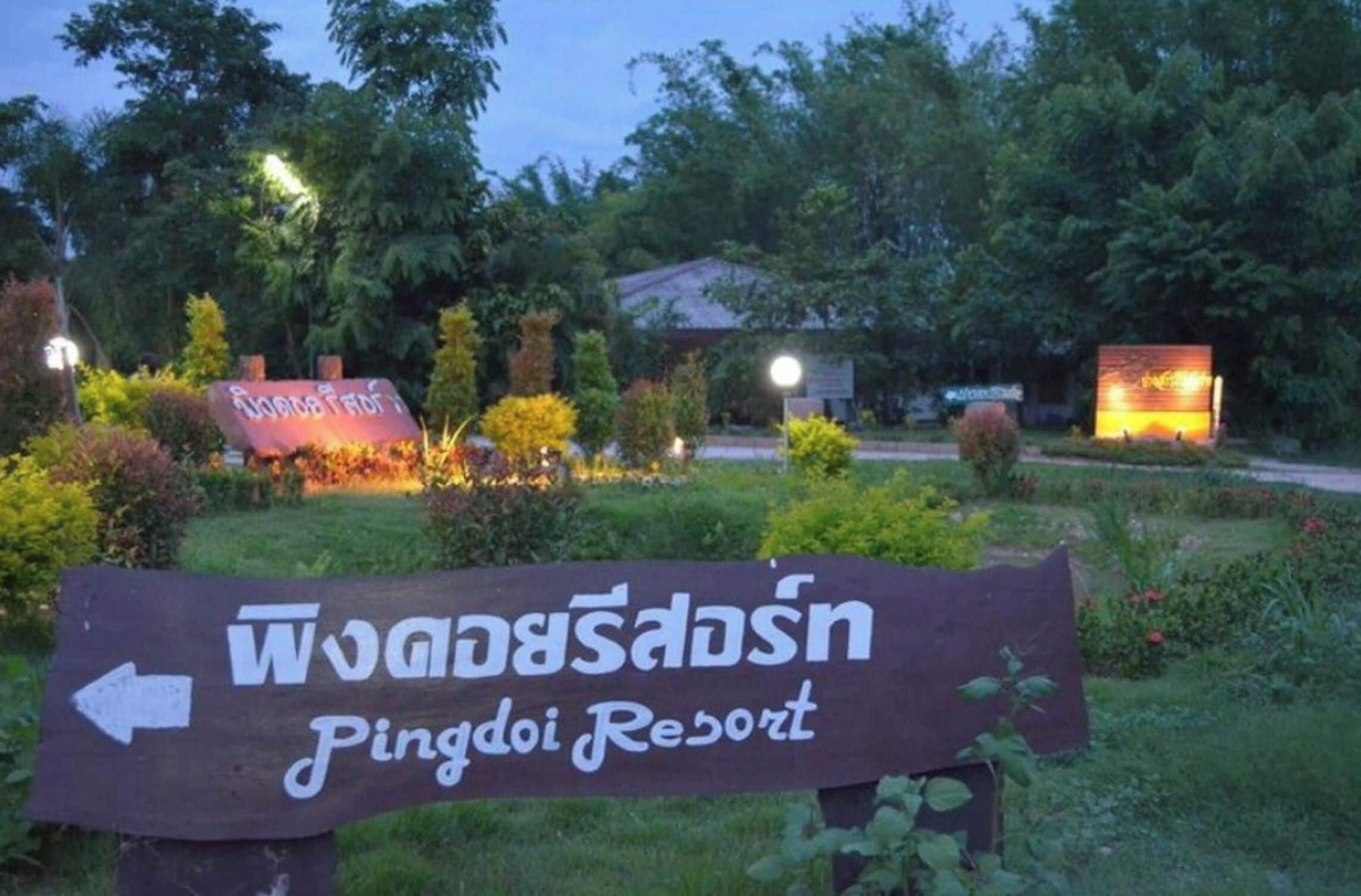 Señal para el Pingdoh Resort con flechas direccionales.